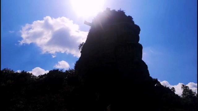 南登杜陵上，北望五陵间。秋水明落日，流光灭远山